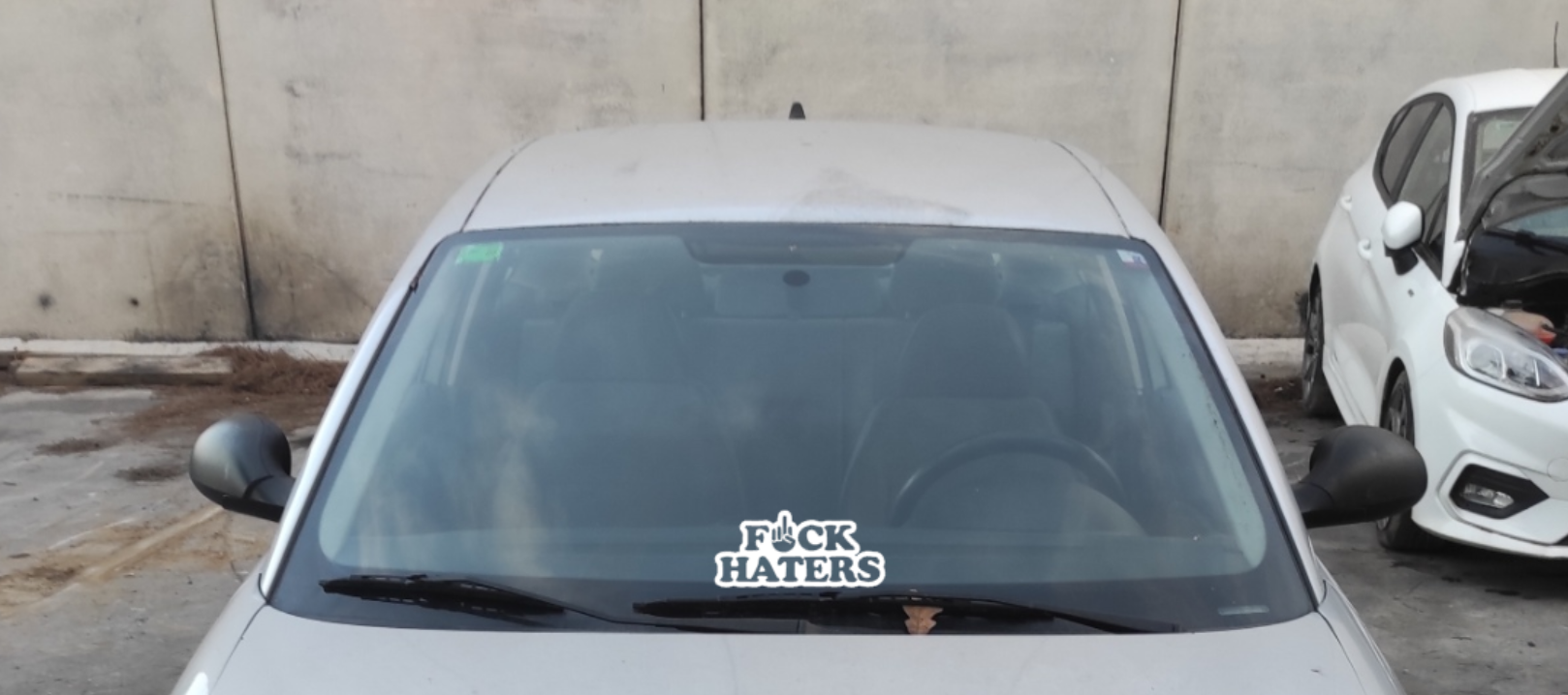 Parasol: abajo Fuck Haters
